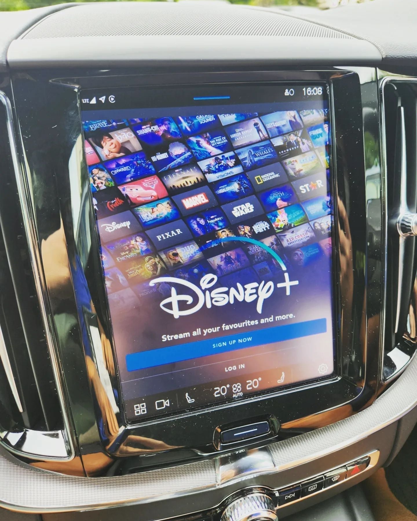 YouTube och Netflix AI-box för Volvo