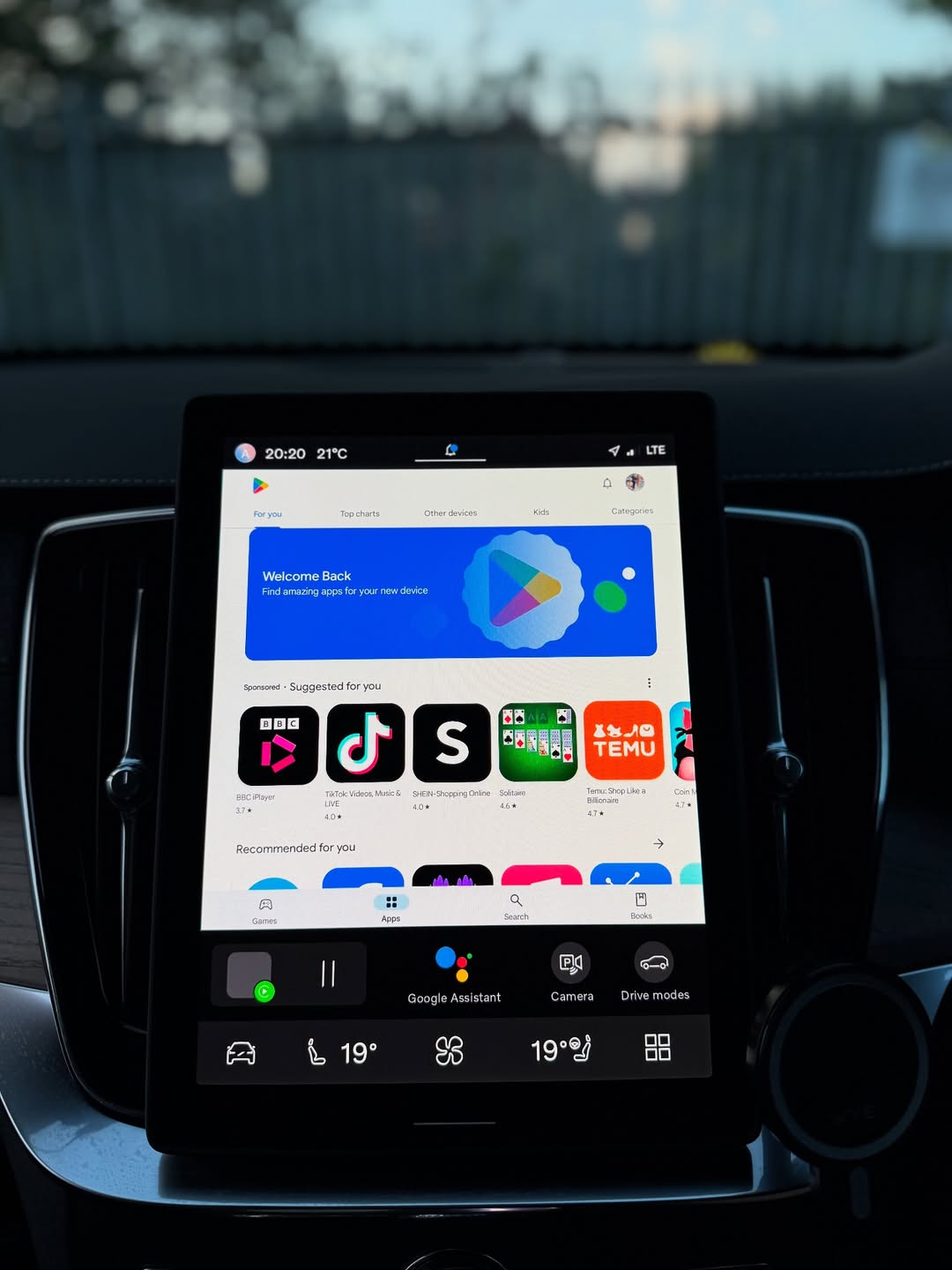 YouTube och Netflix AI-box för Volvo